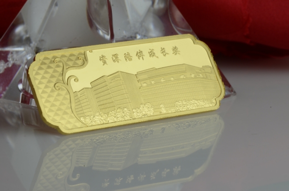 定制彩金幣比金幣貴嗎